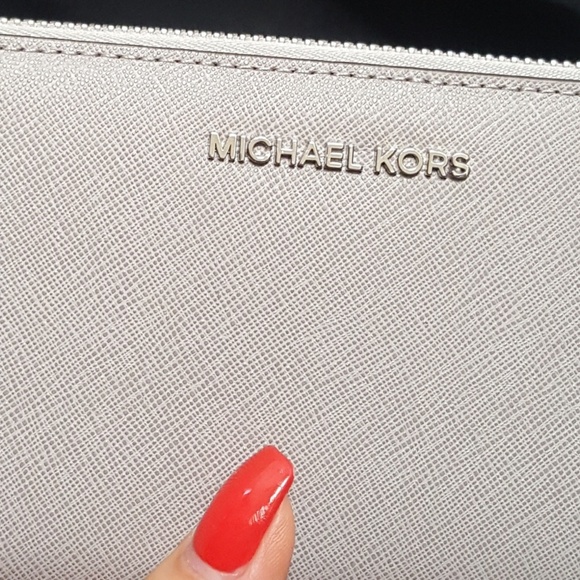 WILL SHIP TODAY Authentic NEW Micheal Kors zip around wallet - Picture 4 of 4